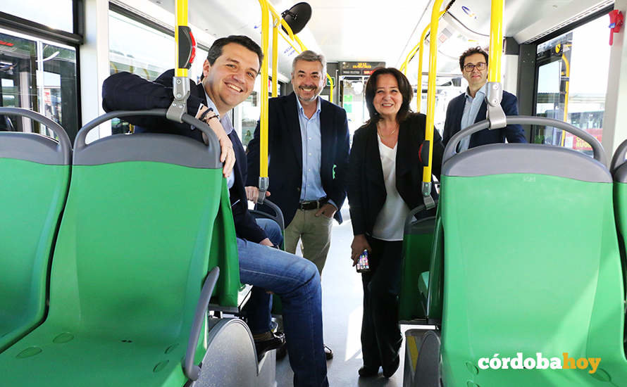 El alcalde, José María Bellido (izquierda) en uno de los tres nuevos autobuses de Aucorsa