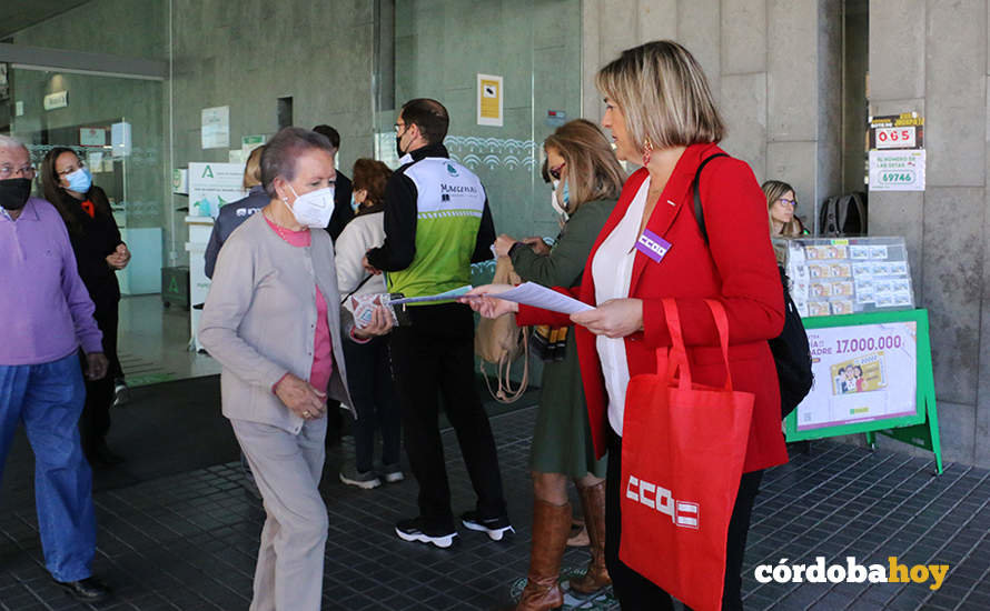 Marina Borrego entrega panfletos por la sanidad pública