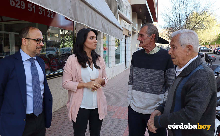 Carmen González conversa con representantes vecinales de Las Palmeras