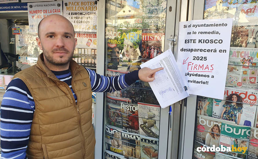 Pedro Calleja muestra las firmas que lleva recogidas para salvar su negocio