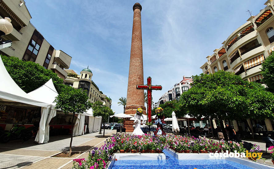 Cruz de la hermandad del Caído en la Plaza Flor del Olivo