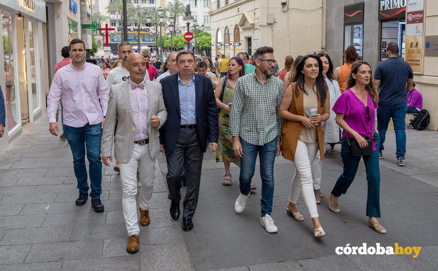 Luis Planas (centro) junto a Antonio Hurtado en un paseo por Córdoba por visitar las Cruces