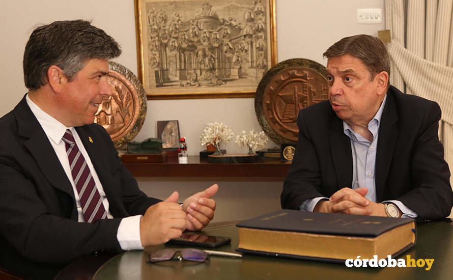 Rafael Llamas y Luis Planas en el Ayuntamiento de Montilla