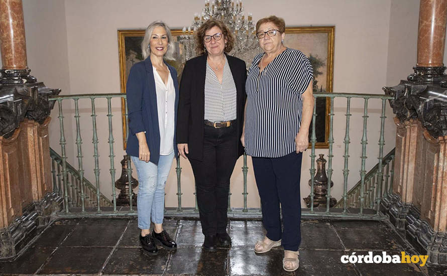 La delegada de Igualdad en funciones, Alba Doblas (centro), junto a miembros de Todes Córdoba