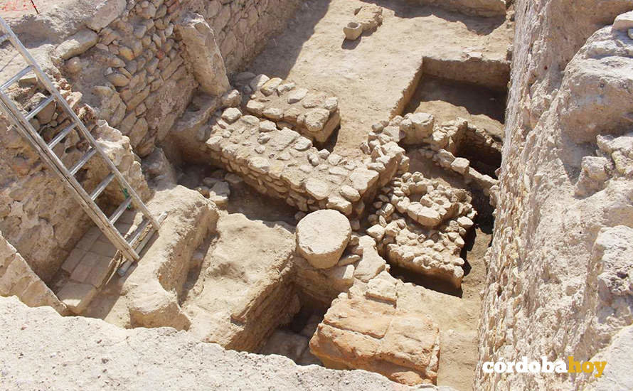 Restos de tumbas iberas en la excavación del Cerro del Castillo de Montilla
