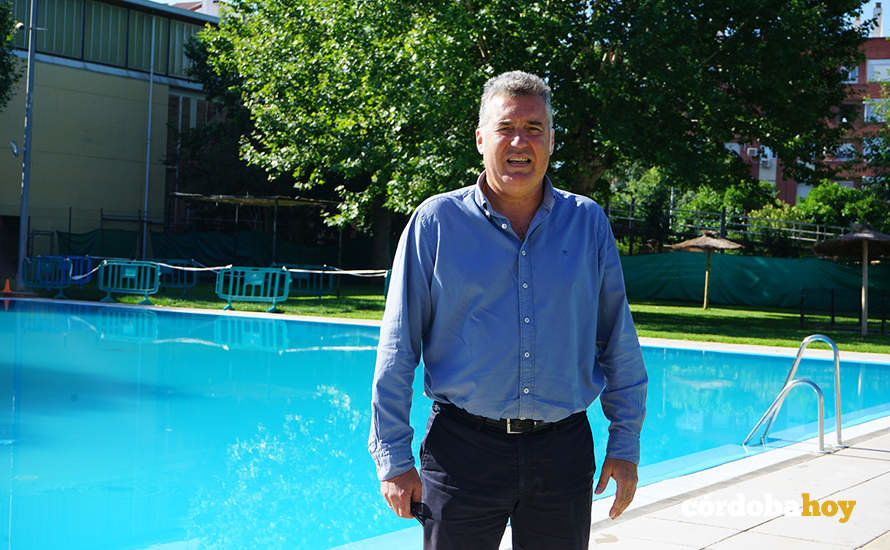 Manuel Torrejimeno, en la piscina municipal de la Fuensanta