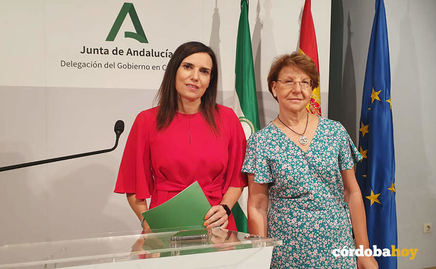 María Dolores Gálvez (iquierda) en la presentación de las ayudas