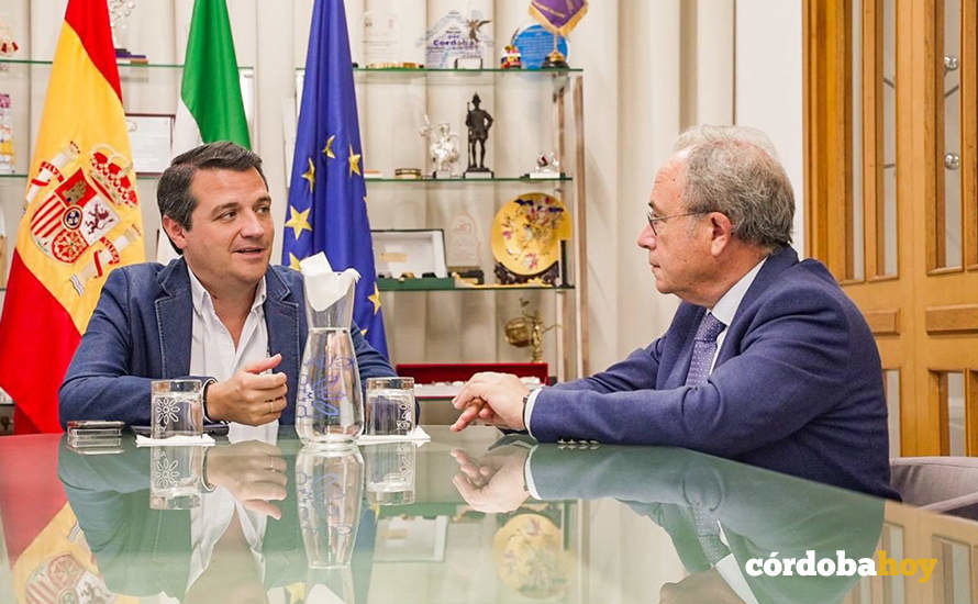 El alcalde, José María Bellido, conversa con Antonio Díaz, presidente de CECO