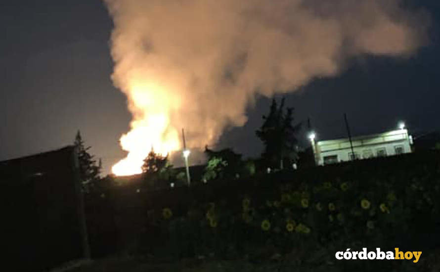 Imagen nocturna de la bolsa de gas que lleva ardiendo hace un mes en Fuente Carreteros