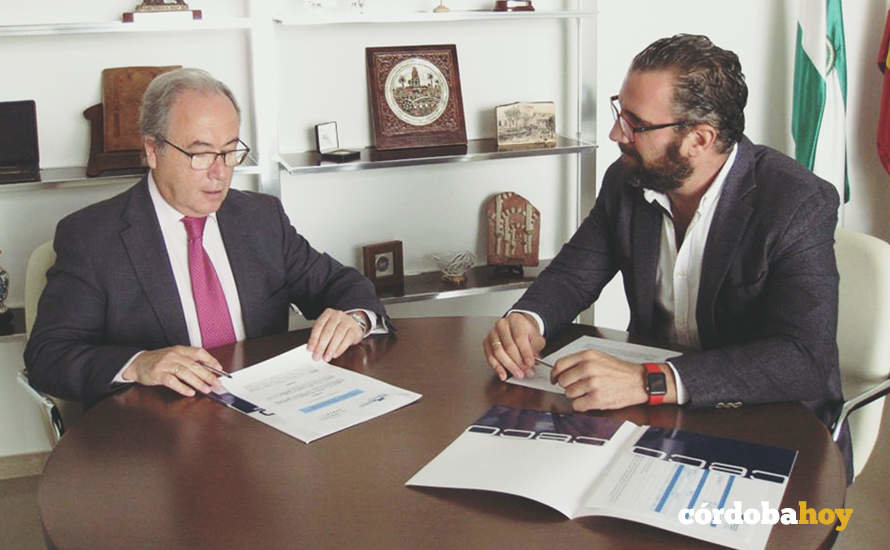 Sergio Rodríguez Sánchez (derecha) en la firma del ingreso del Grupo La Carbonería en CECO en 2017