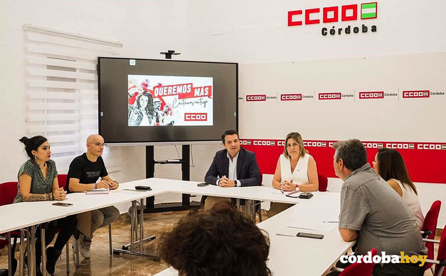 El alcalde de Córdoba, José María Bellido, y la secretaria general de CCOO en Córdoba, Marina Borrego, presiden el encuentro