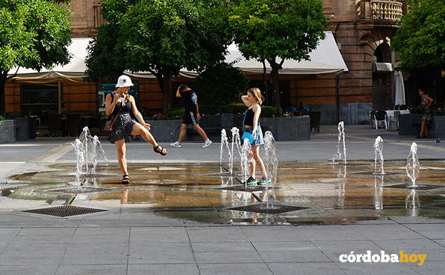 Turistas con los chorros del agua en la Plaza de Las Tendillas