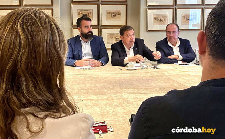 Luis Planas (centro, al fondo) interviene en la reunión con empresarios en Córdoba