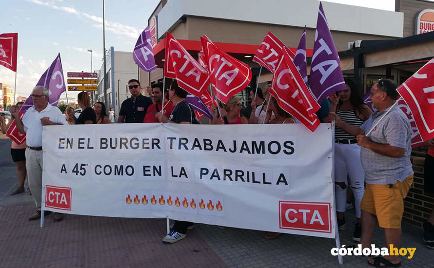 Protesta de CTA por las temeraturas a las que debe trabajar la plantilla de Burger King en Puente Genil