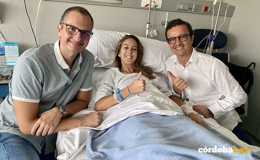 Andrea Sibaja posando con los doctores Cárdenas y Villamor, tras la operación