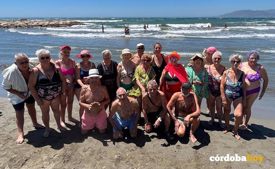 Eva Contador, con los mayores que han viajado a la playa de El Palo, en Málaga