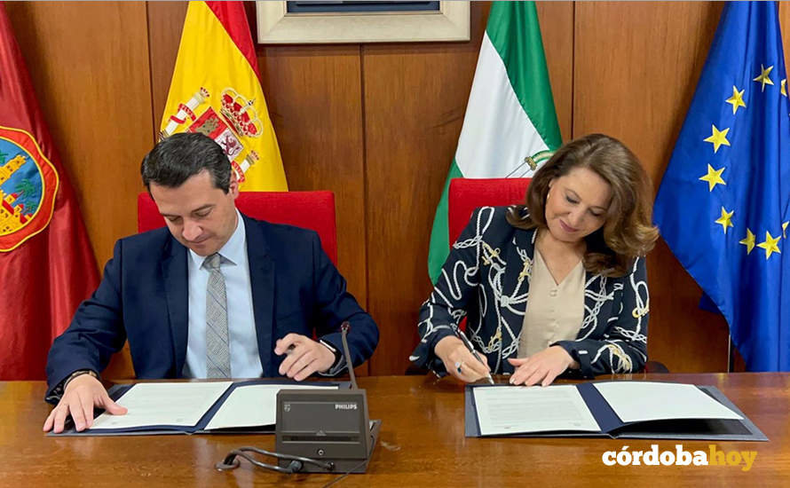 José María Bellido y Carmen Crespo durante la firma de acuerdos en materia hídrica para Córdoba