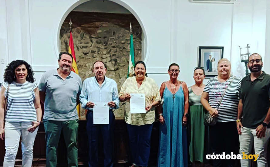 Jesús Morales y Lola Amo (centro), muestran el documento remitido a la Junta