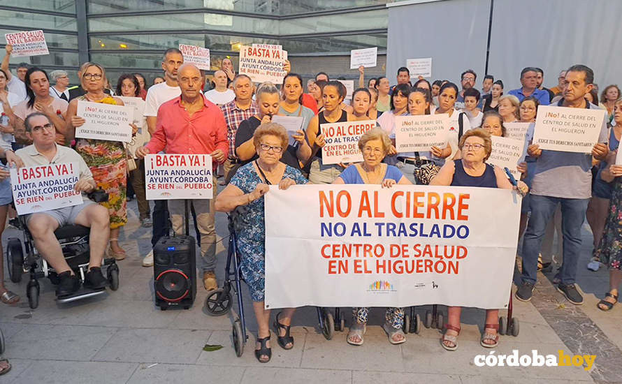 Miembros del PSOE en apoyo a los vecinos de El Higuerón en una de sus concentraciones
