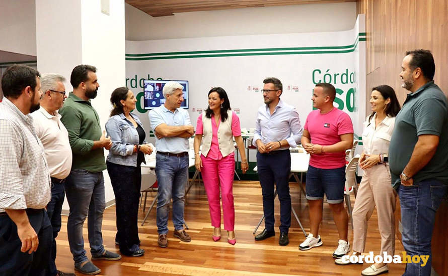 Crespín (centro), con miembros de la ejecutiva provincial de su partido