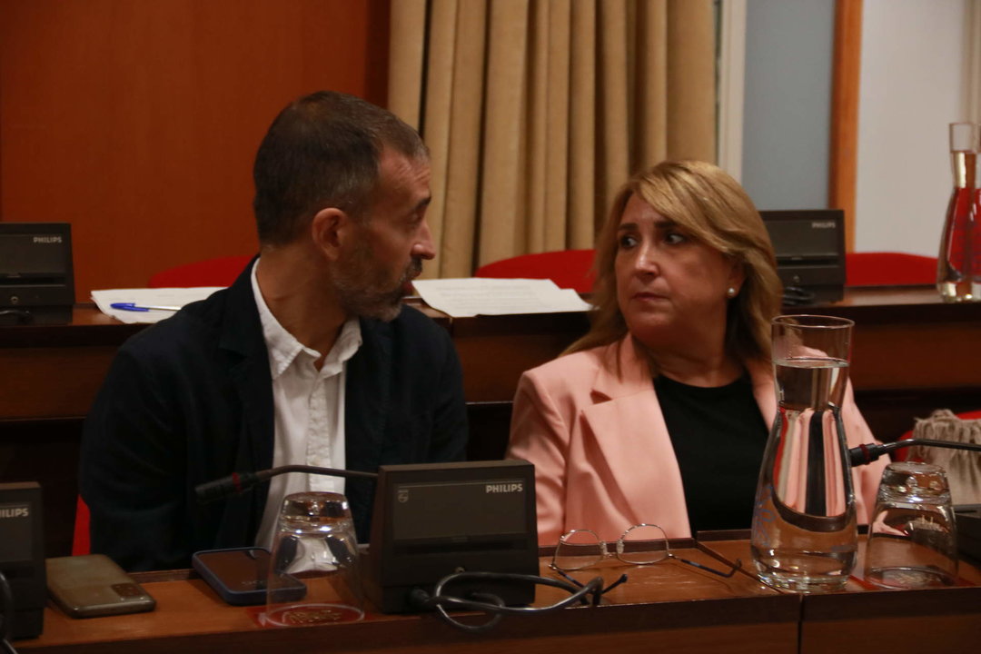 Los ediles del PSOE Ángel Ortiz y Ana López, en un Pleno FOTO RAFA MELLADO SENIOR