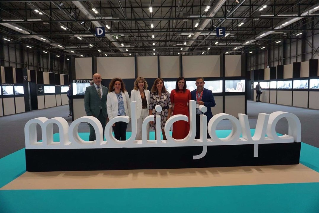 La consejera de Empleo, Empresa y Trabajo Autónomo, Rocío Blanco, ha visitado este viernes MadridJoya