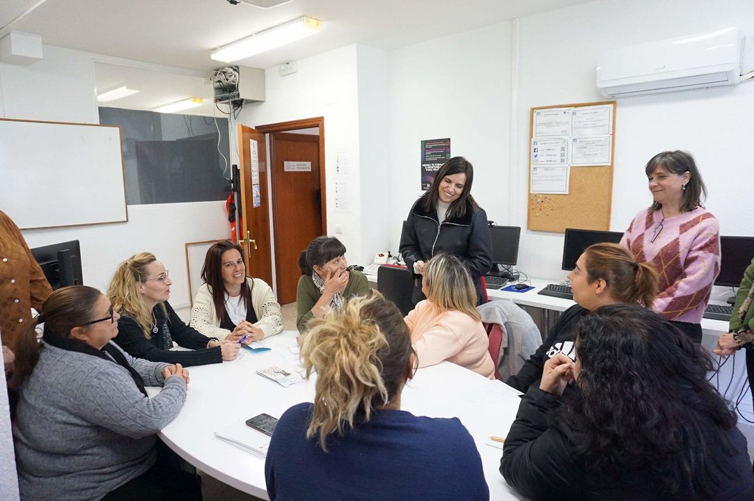 Visita de la Delegada de Empleo, María Dolores Gálvez, en marzo de este año a CIC-BATÁ, entidad que cuenta con unidades de Andalucía Orienta en la provincia
