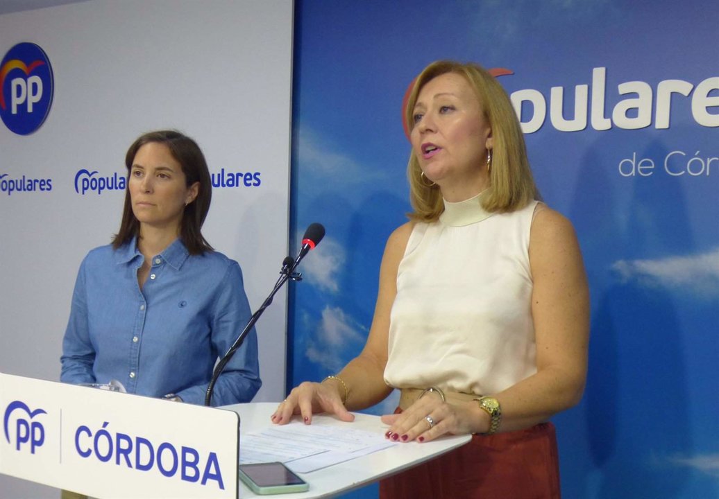 La diputada nacional del PP cordobés Isabel Prieto (dcha.) interviene en una rueda de prensa acompañada por la senadora Cristina Casanueva