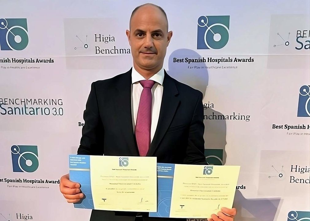 El coordinador de Urgencias del Hospital Quirónsalud Córdoba, Raúl Pérez, recogió los premios