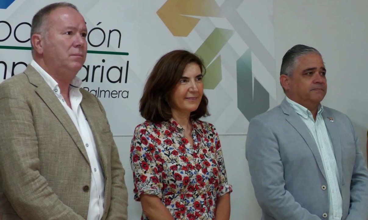 La consejera de Empleo, entre el presidente de los empresarios de Fuente Palmera y el alcalde de la localidad