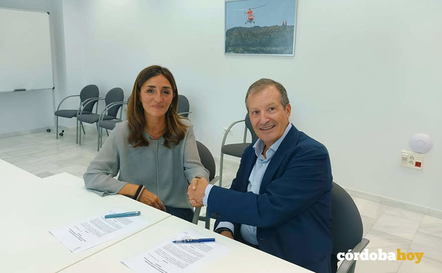 El presidente de Pegasus Aero Group, Antonio Fornieles, y la directora general de la Fundación Felipe González, Rocío Martínez-Sampere, se saludan tras la firma del acuerdo