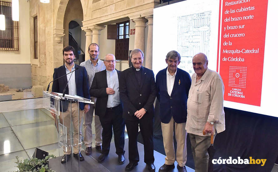 El deán (centro), con los arquitectos conservadores de la Mezquita-Catedral y otros miembros del Cabildo, en la presentación de la restauración
