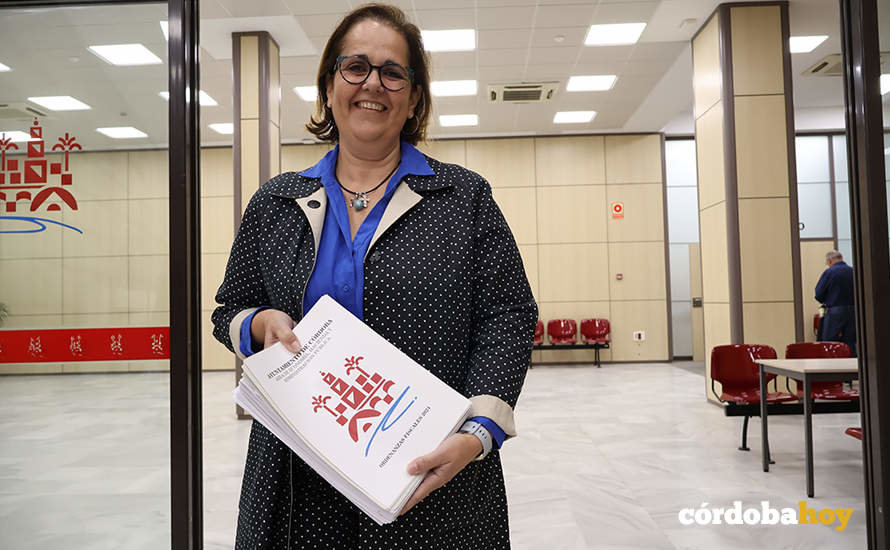 Blanca Torrent, con la documentación sobre las ordenanzas fiscales de 2024 FOTO RAFA MELLADO SENIOR