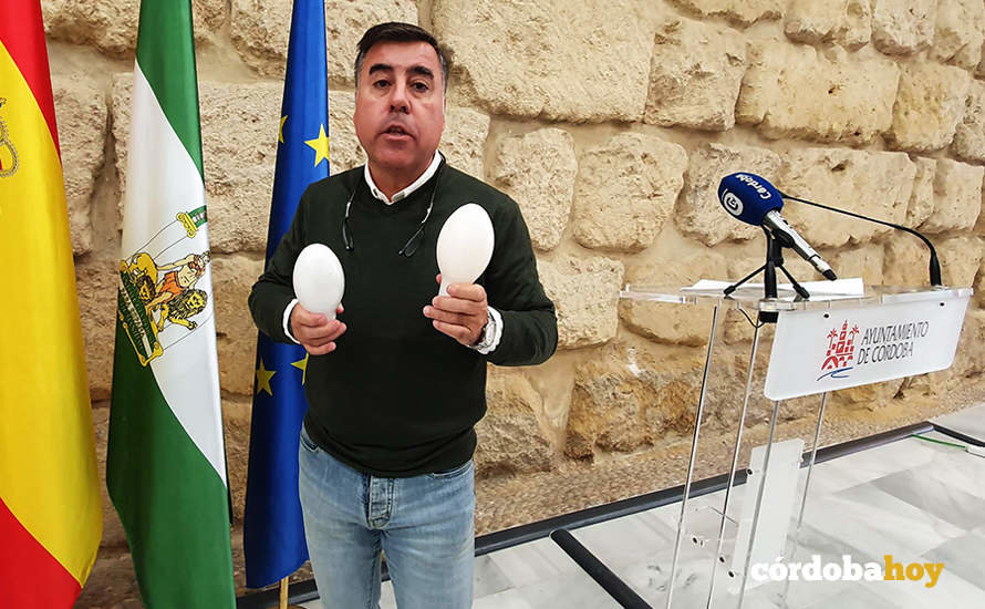 Miguel Ruiz Madruga con los dos tipos de luminaria que se van a sustituir en Córdoba
