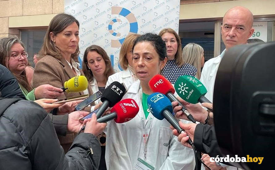 La jefa de Endocrinología, María Ángeles Gálvez, atiende a los medios de comunicación