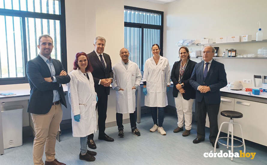 Visita de Javier Collado (centro) a la incubadora Biotech Córdoba