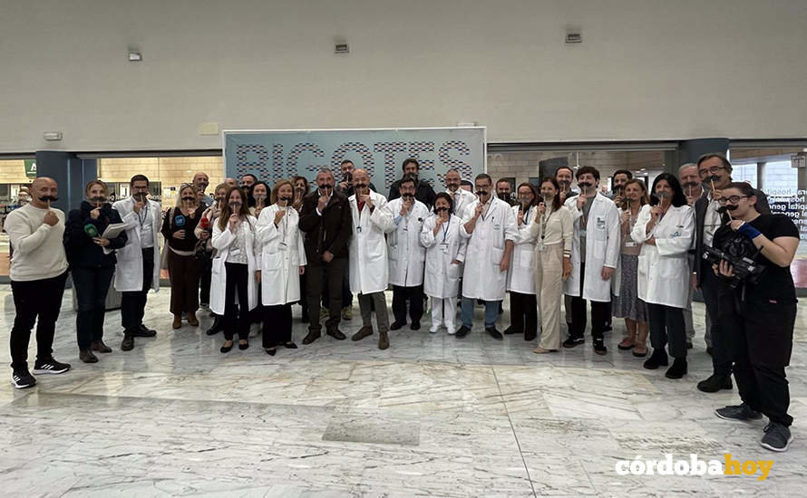 Especialistas e investigadores del Reina Sofía y el Imibic, junto a representantes de los medios de comunicación, respaldan la campaña contra el cáncer de próstata