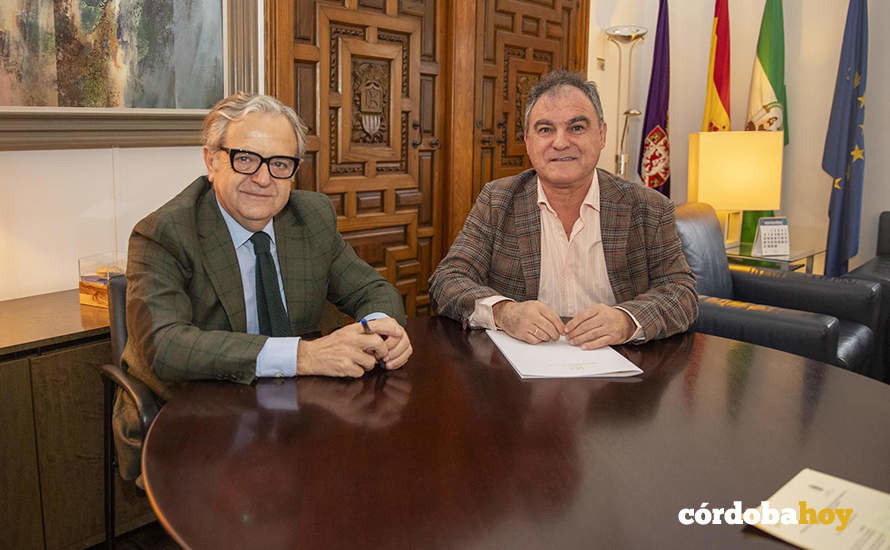 Salvador Fuentes y Antonio Hospital en la firma del convenio