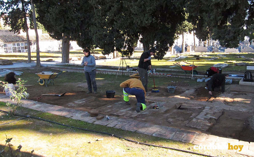 Trabajos de exhumación en el Cementerio de la Salud de Córdoba en una imagen de archivo