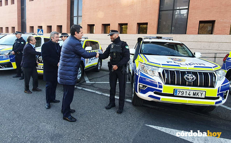 El alcalde saluda a uno de los agentes que custodia uno de los seis nuevos vehículos policiales