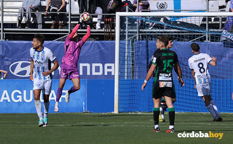 Carlos Marín bloquea un balón en el partido del Atlético Baleares y el Córdoba FOTO CCF