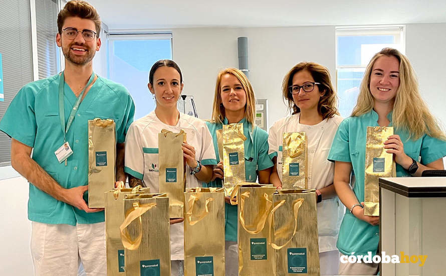 Personal del Quirónsalud Córdoba con los obsequios para los pacientes