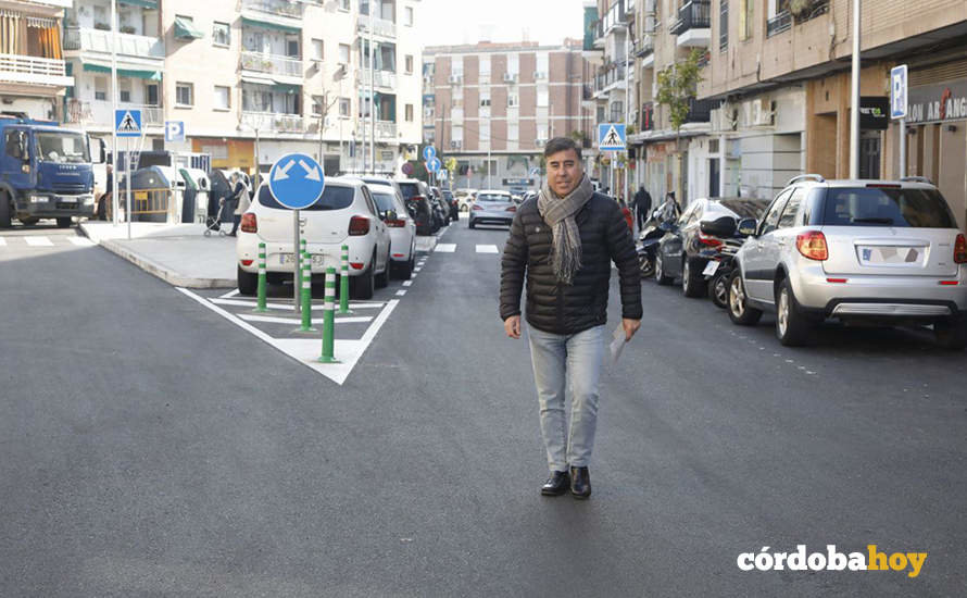 Miguel Ruiz Madruga en la calle Cuesta de la Pólvora tras su remodelación