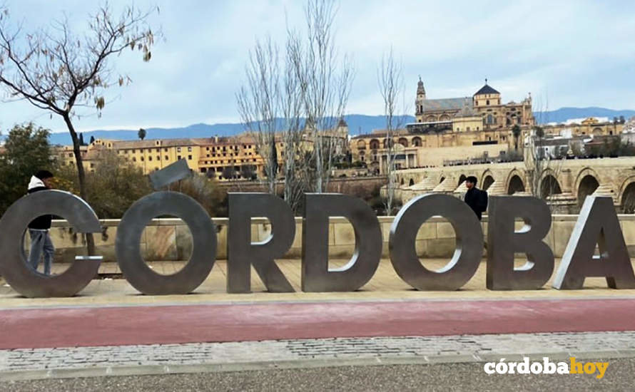Las letras promocionales de Córdoba en el entorno de La Calahorra