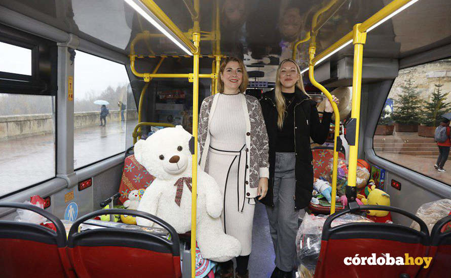 Eva Contador junto a Inmaculada Guillén en la campaña de recogida de juguetes del autobús turístico FOTO PATRICIA CACHINERO