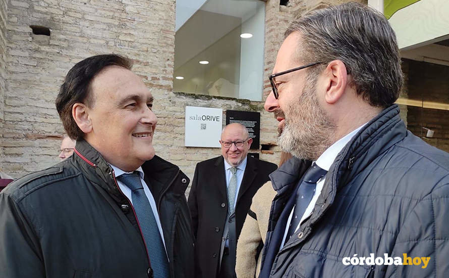Gómez Villamandos (izquierda) habla con el delegado del Gobierno andaluz en Córdoba, Adolfo Molina, en presencia del rector de la UCO, Manuel Torralbo