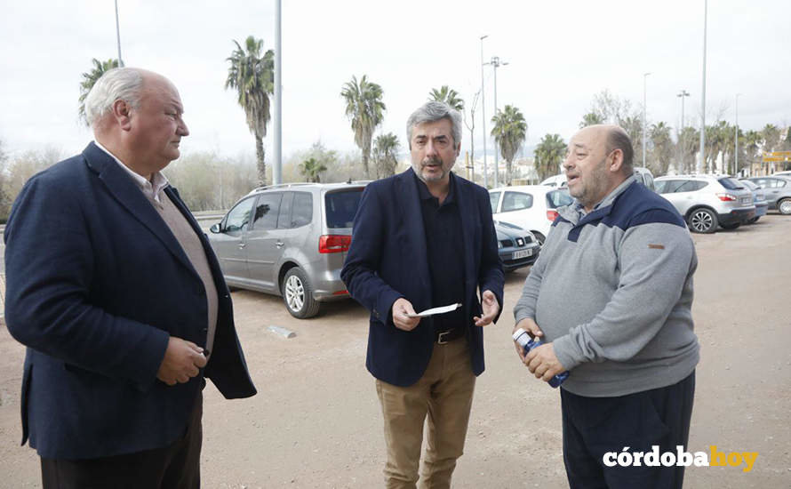 Rafael Ruiz, Miguel Ángel Torrico y Francisco Cuevas en el nuevo aparcamiento nuevo FOTO PATRICIA CACHINERO