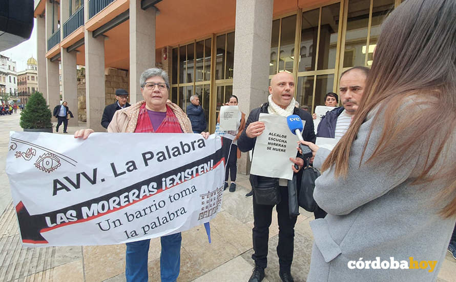 Concentración de vecinos de Las Moreras a las puertas del Ayuntamiento
