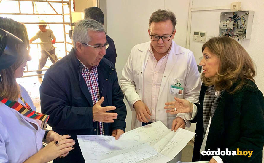 María Jesús Botella (derecha), en su visita a las obras del Punto de Urgencias del centro de salud Levante Sur