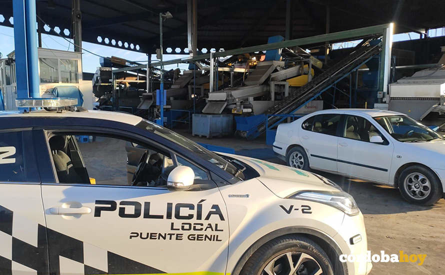 La Policía Local pontanesa y el vehículo interceptado en la la cooperativa agrícola olivarera Virgen de los Desamparados